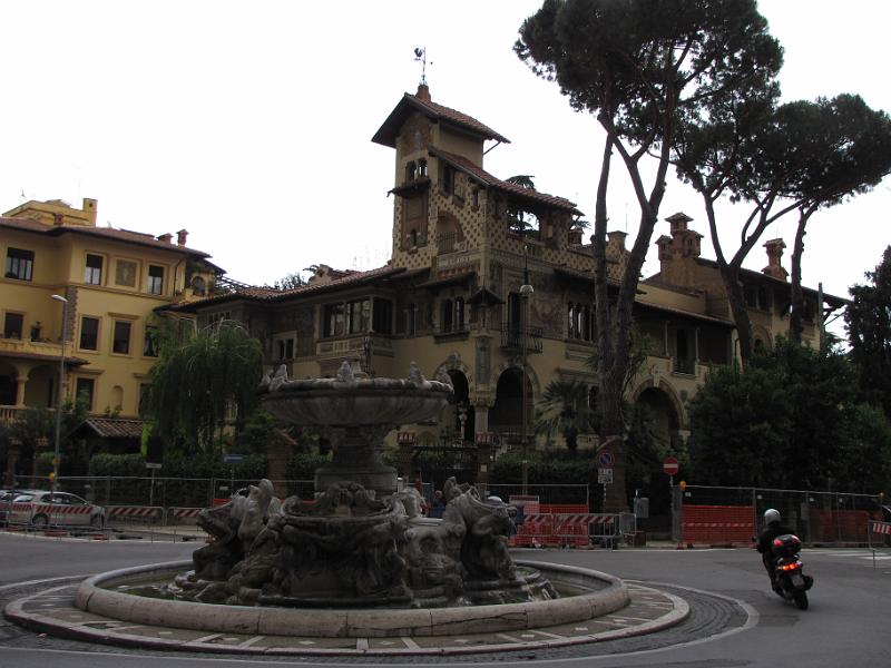 piazza mincio.jpg - De piazza Mincio met in het midden de fontana delle rane (oftewel de fontein van de kikkers). Het gebouw op de achtergrond is het Villino delle Fate.